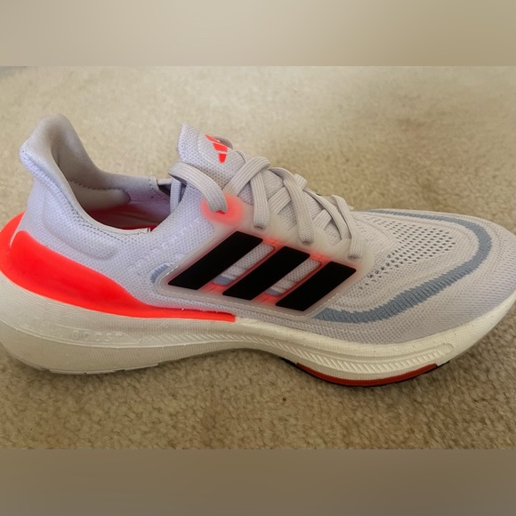 adidas Women’s Ultraboost Light Running Shoe Size 7 - Picture 2 of 8